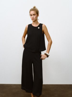 PIN TUCK TOP WITH HARDWARE